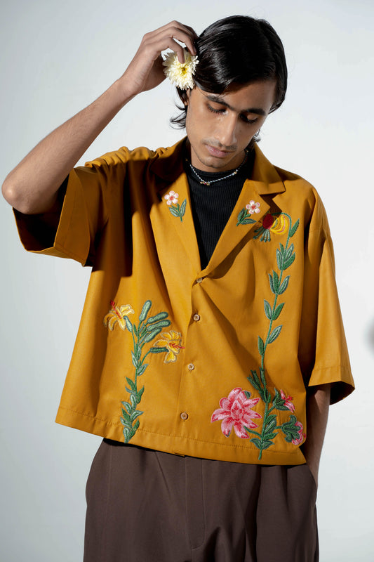 Made using a turmeric silk blend fabric, this unisex shirt featuring a crop double collar silhouette with cropped sleeves.
